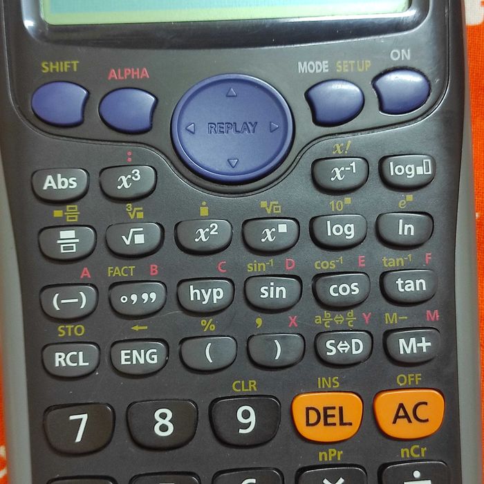 Професиональный инженерный калькулятор - Casio FX-83GT PLUS