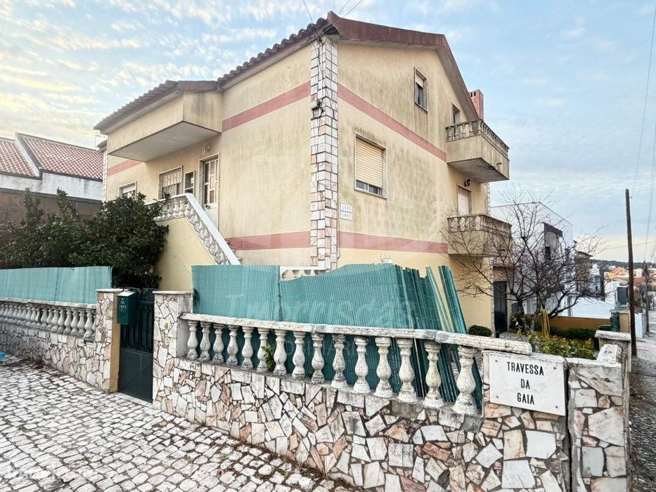 Moradia de 2 pisos com terraço, anexo e garagem em Caneças