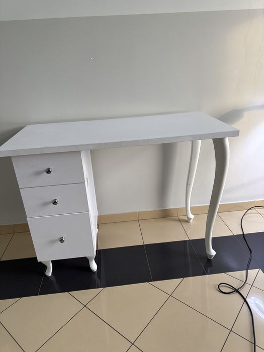 2 biurka kosmetyczne, soldne