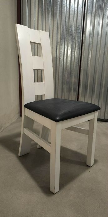 Zestaw czterech krzeseł do jadalni