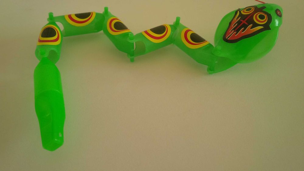 Wąż segmentowy plastikowy zielony z gazetki Scooby-Doo jak nowy