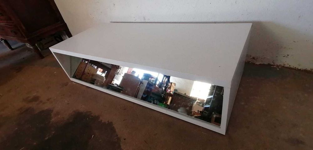 Moveis expositores 2 com gaveta e 1 com espelho