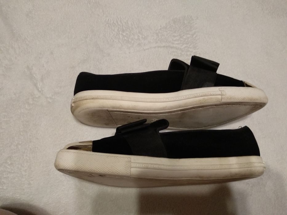 Mokasyny ze złotym czubkiem