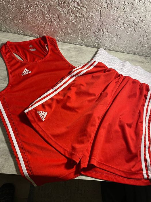 Боксерська форма Adidas Perfomance 
Стан:10/10(Одягнена 1 раз)
Всі бір