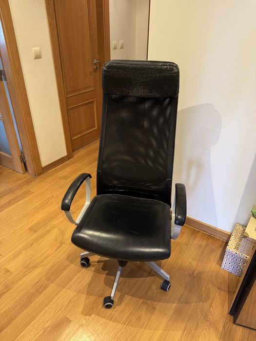 Cadeira de escritório executiva preta com encosto alto