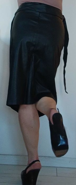 Czarna ołówkowa spódnica