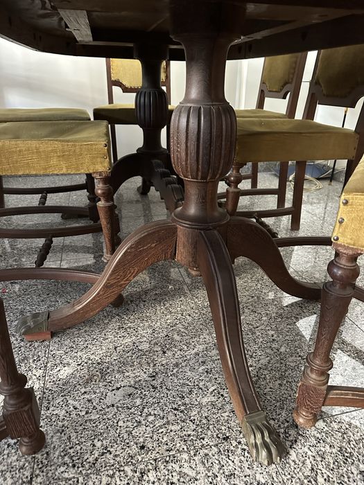 Mesa de madeira maciça mais 7 cadeiras