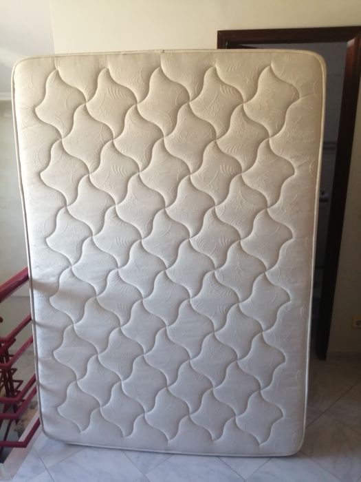 Conjunto quarto de casal em ferro + mesas de cabeceira + cómoda