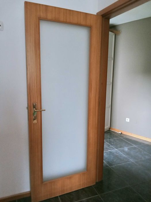 Porta interior em madeira e vidro