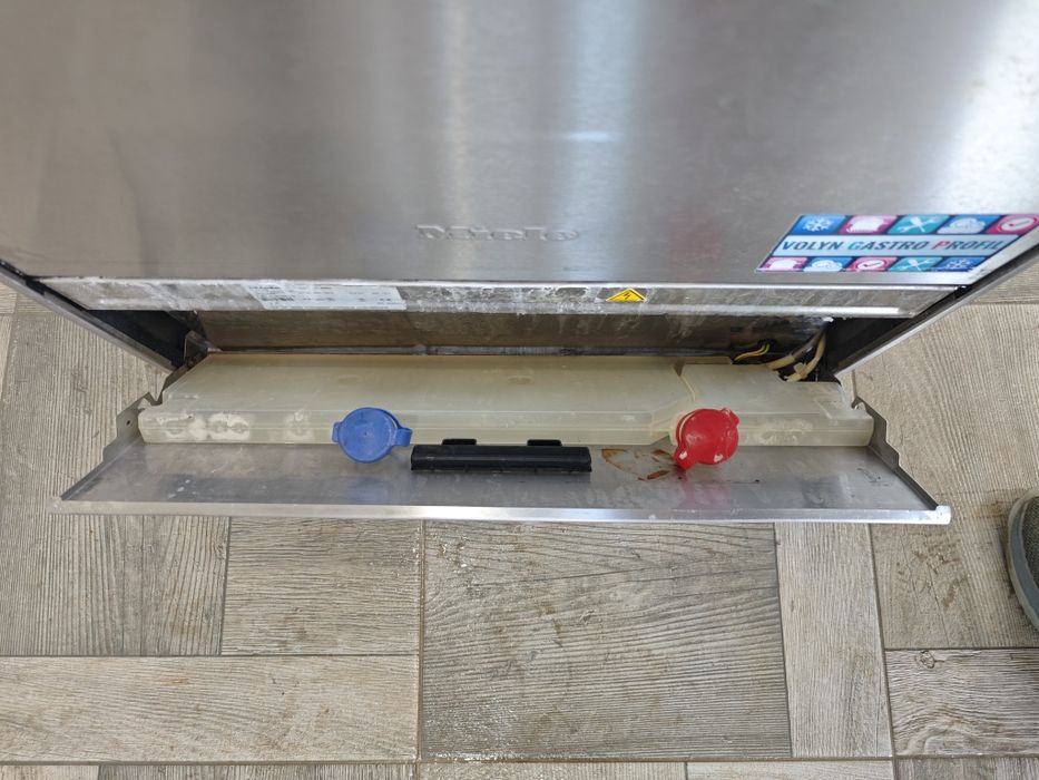 Професійна посудомийна машина Miele G8066