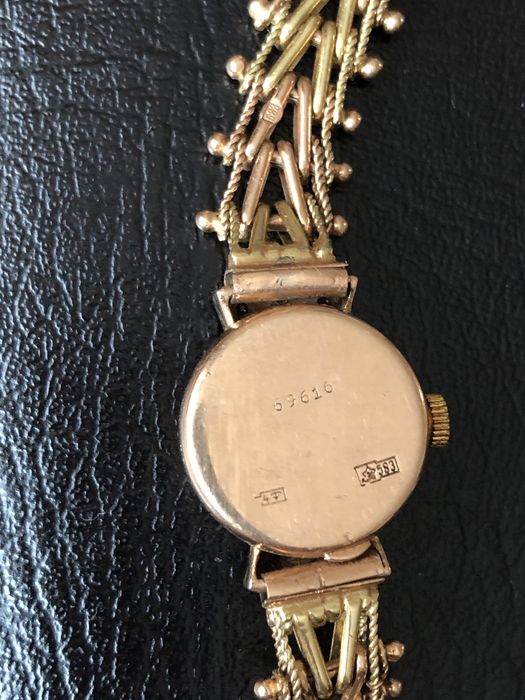 Золотые женские часы.