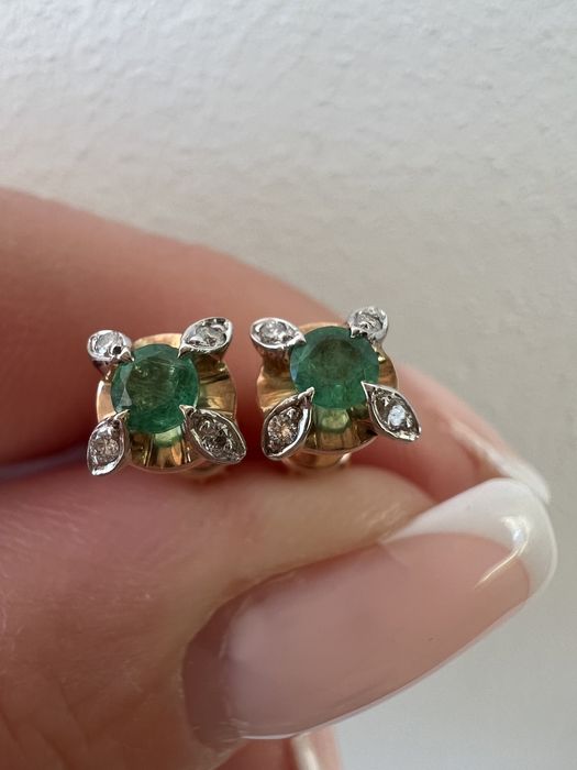 Золотые серьги пусеты с бриллиантами и изумрудами красное золото 585 п