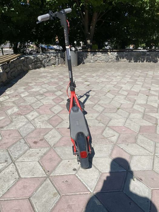 Электросамокат в хорошем состоянии