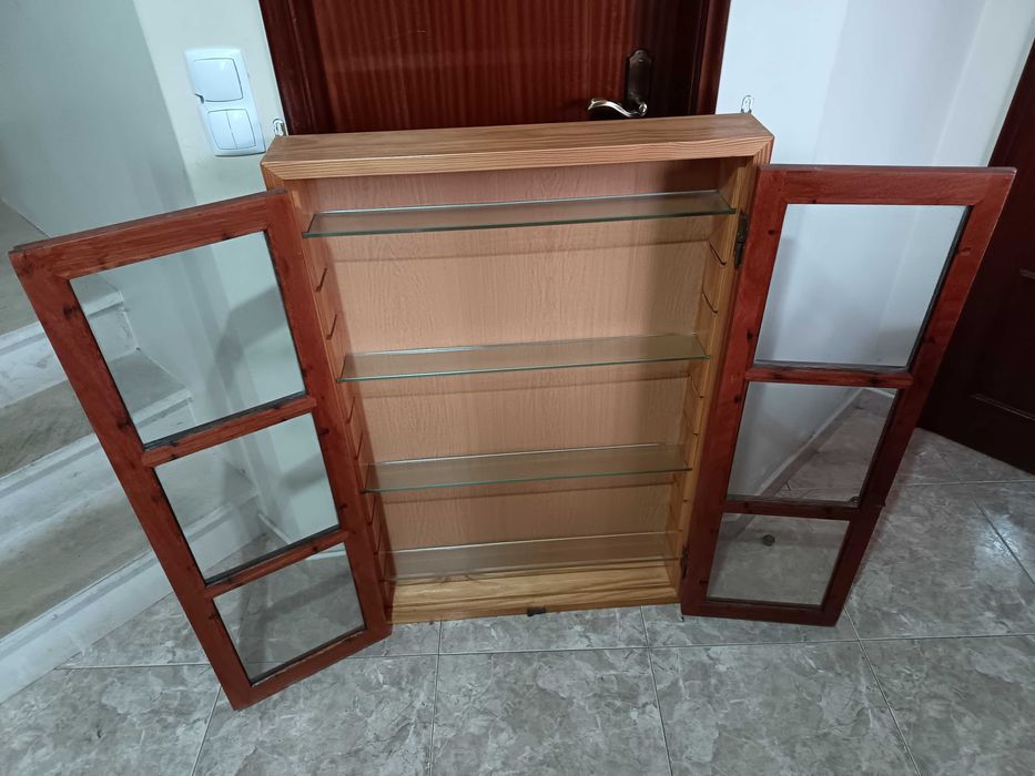 Armario de parede em madeira com prateleiras em vidro