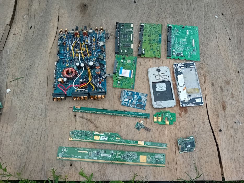 Miks elektroniki złom elektroniczny odzysk złota/miedzi GSM LCD AUDIO 0.93kg