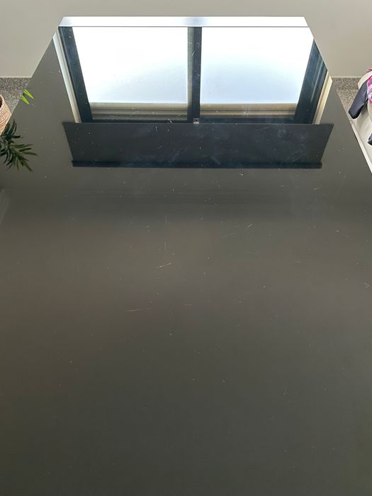 Mesa castanha de madeira maciça