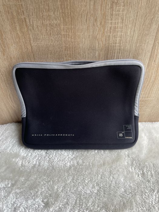 Czarne etui 14-calowego Apple iBook.