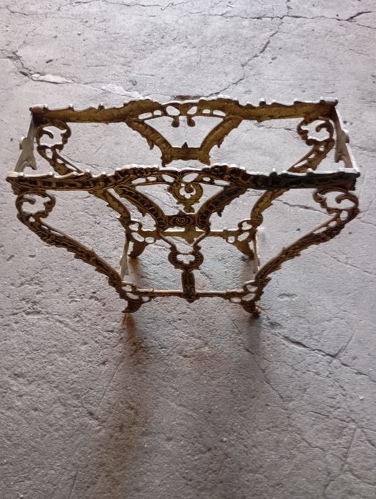 Vendo esta peça muita bonita bom estado em latão