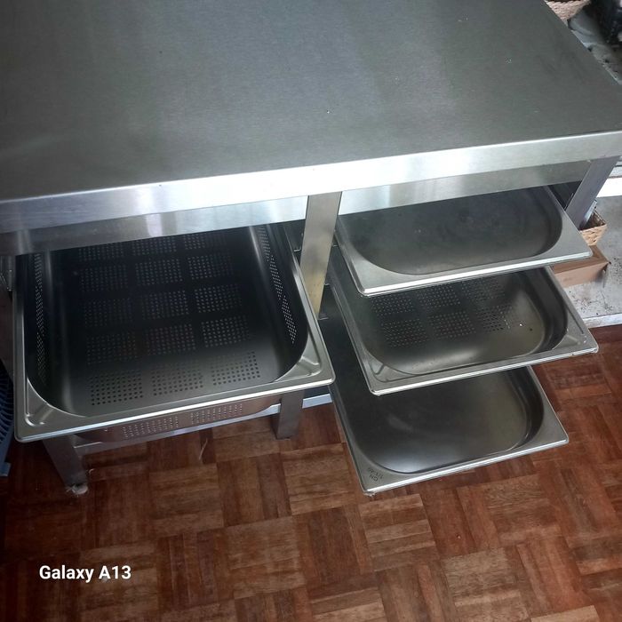 Suporte de inox para fornos combinados a vapor.