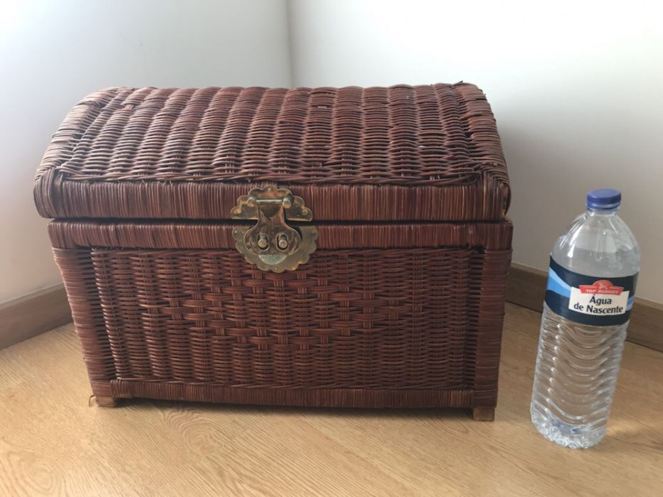 Baú vintage em vime em excelente estado