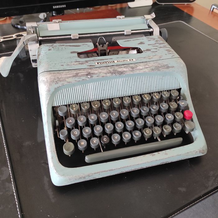 Máquina de escrever antiga, Olivetti Studio 44