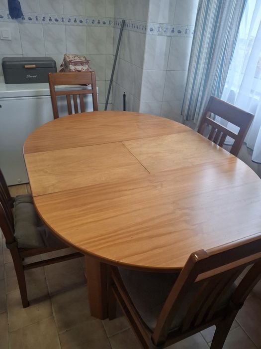 Mesa de jantar redonda com 4 cadeiras
