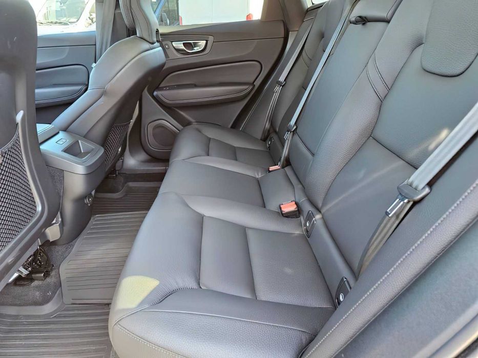 Volvo XC60 B5 Core      2023