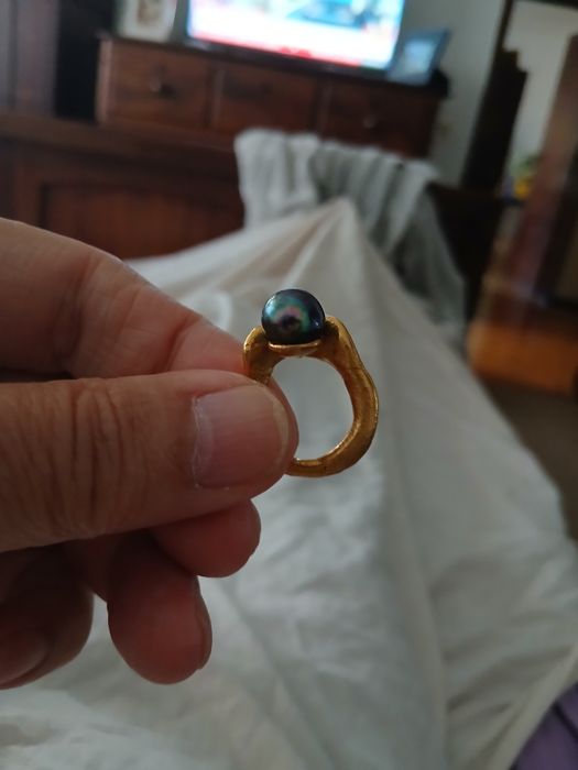 Anel de ouro com uma pérola verdadeira