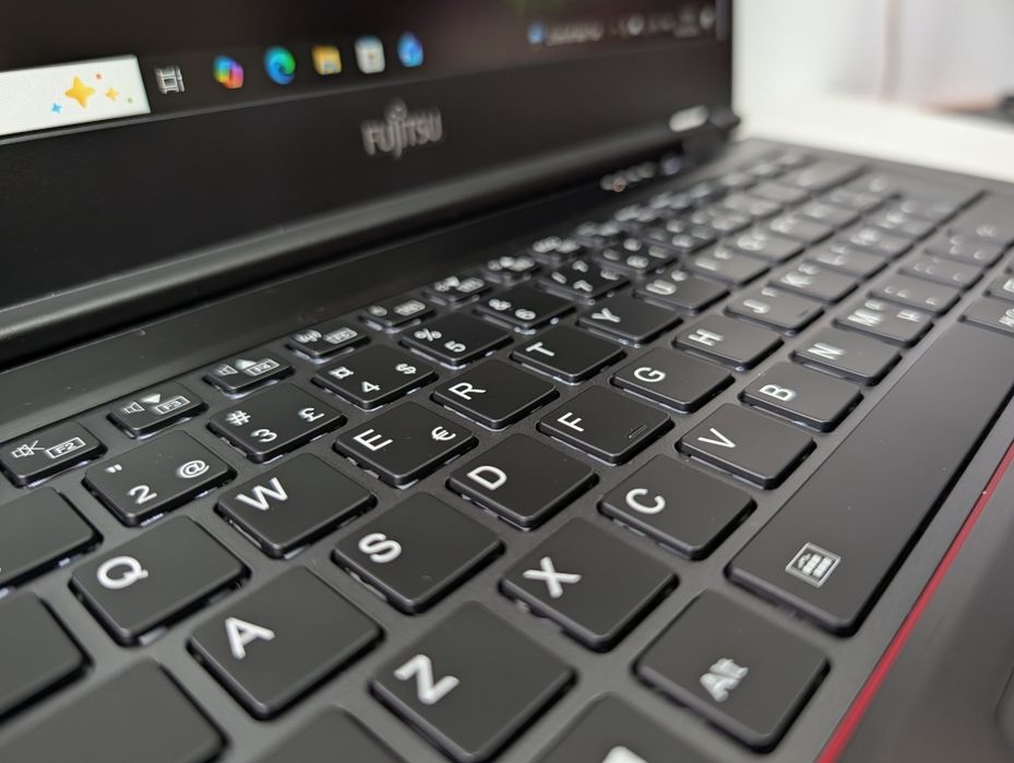 Ноутбук Fujitsu LIFEBOOK U7410/i5-10210U/8GB/256GB/FHD/14"/IPS/Стильний/Бюджетний