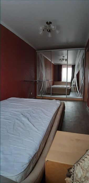 Посуточно  2 комн. Центр , площадь.