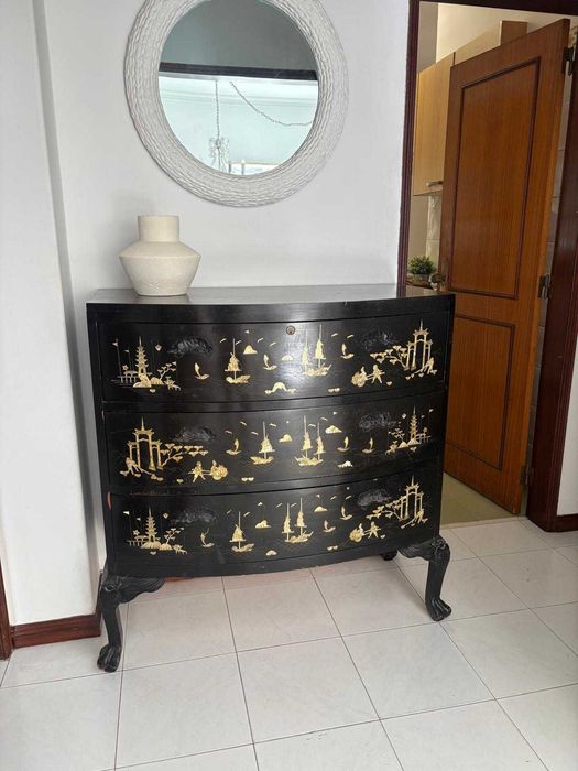 Cómoda estilo Chinoiserie com decoração dourada – Século XX