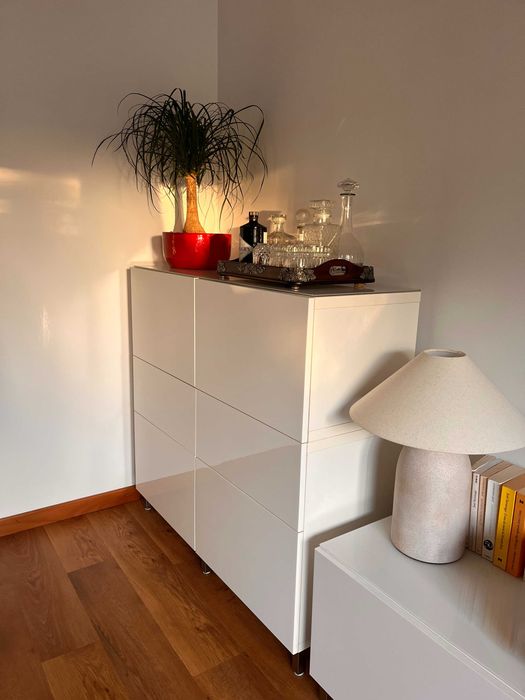 Aparador IKEA BESTÅ – Branco lacado + pés metálicos + tampo em vidro