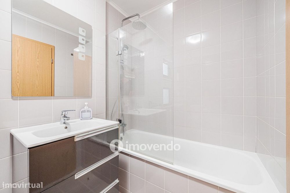 Apartamento T3, com estacionamento e terraço, em Loures
