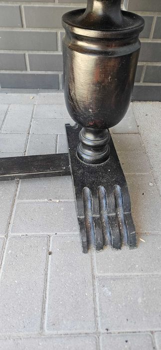 Czarny stół drewnny do pokoju