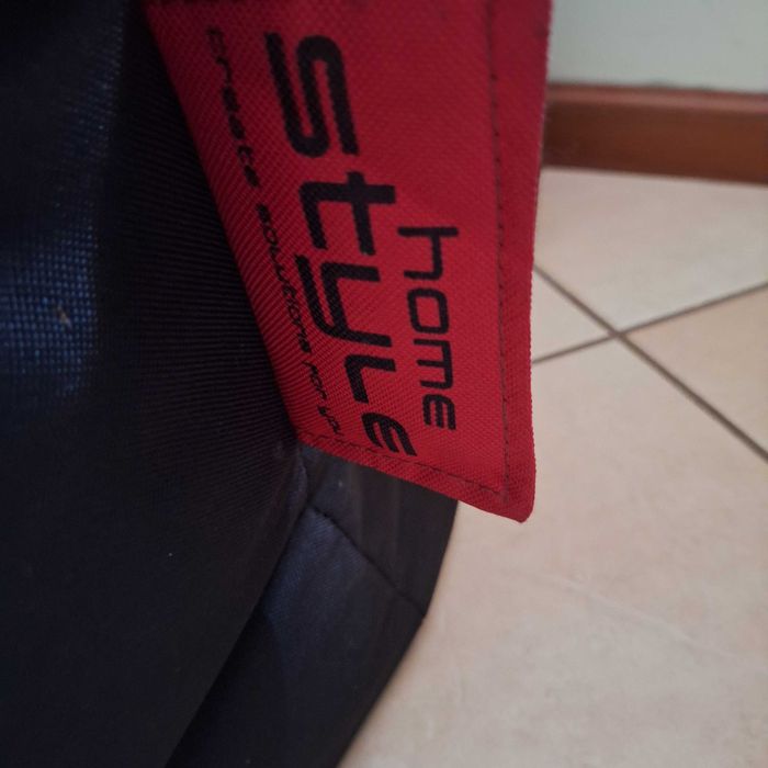 Puff preto  grande para descansar