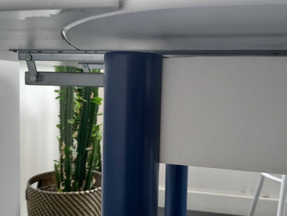 Mesa de cozinha extensível com duas cadeiras e dois bancos