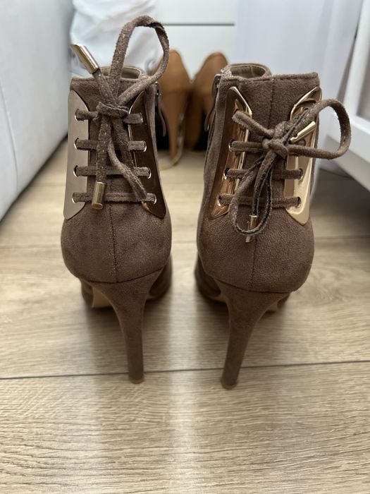 Brązowe botki ze złotymi elementami