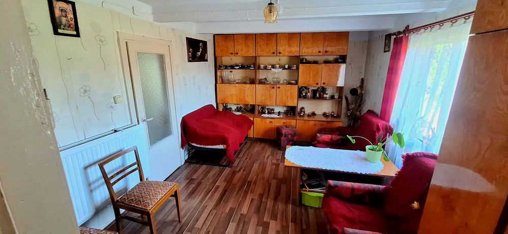 Domek na malowniczej wsi.