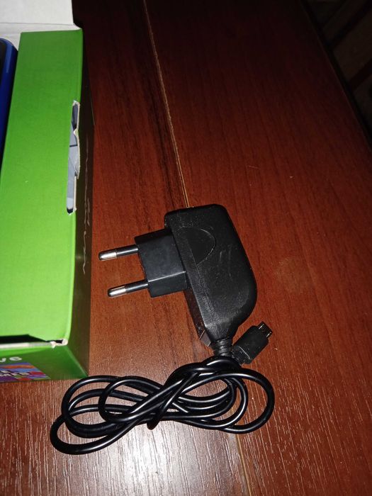 Телефон на 4 сим карты MAXFONE V12.