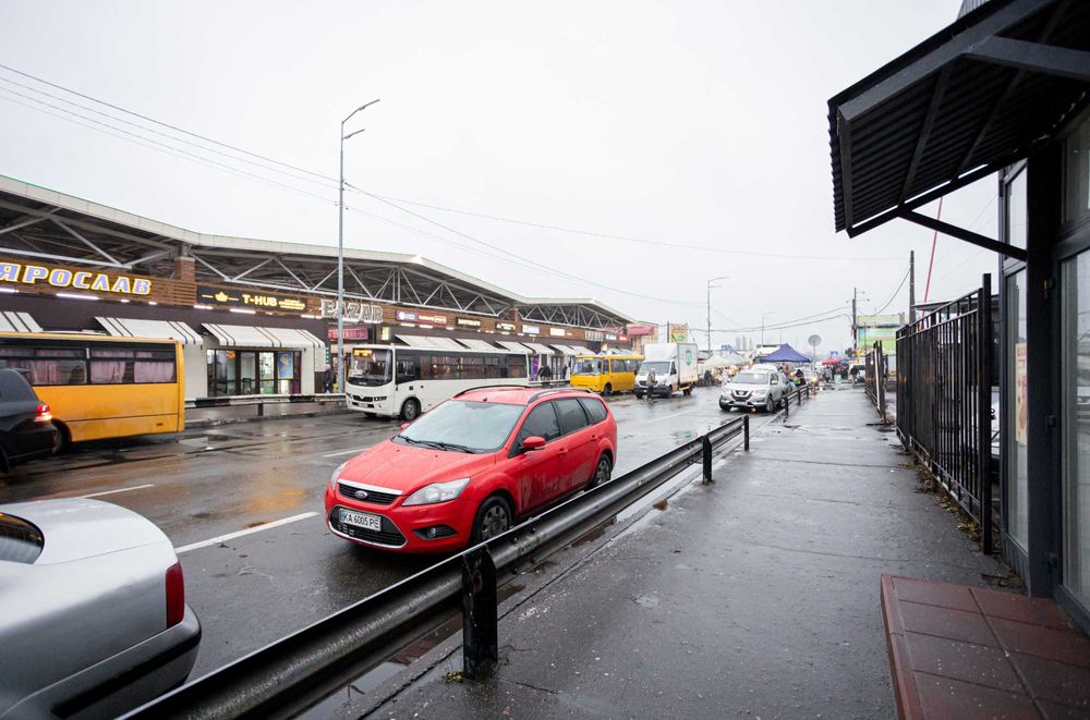 Фасадне приміщення МЕТРО ЛІСОВА. БАZАR. МАЯк