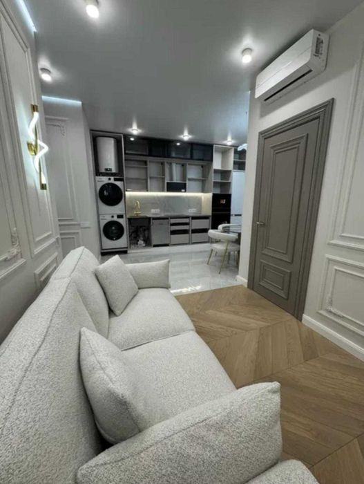 Продам квартиру в Кадорі на Краснова.Авторський ремонт.Розтермінування