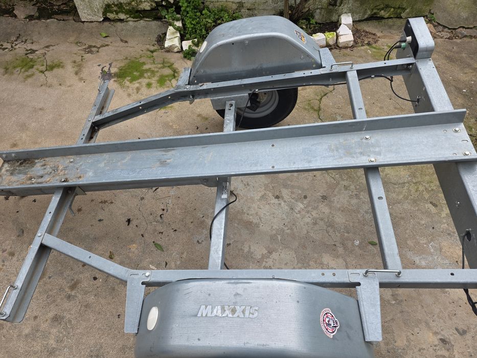 Reboque com tranca e rampa