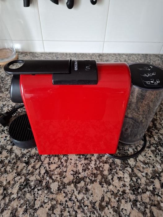 Cafeteira Nespresso com avaria.