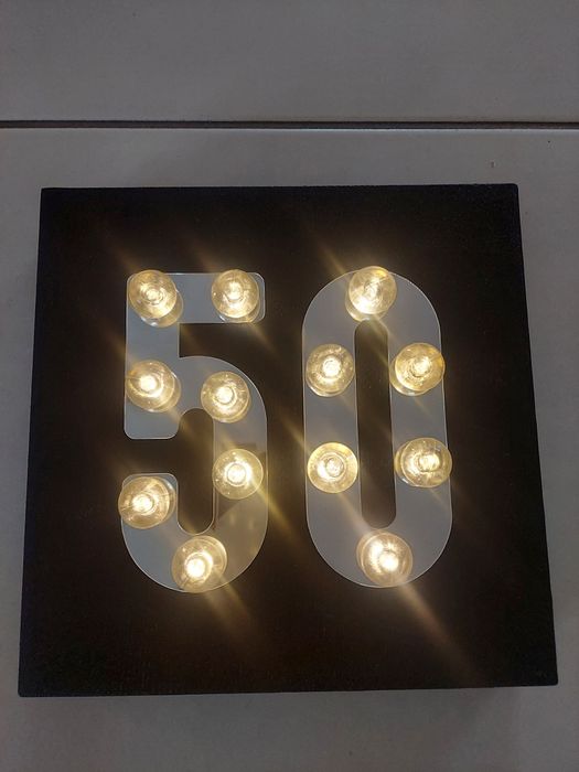 Tabliczka na dom numer domu 50 podświetlany