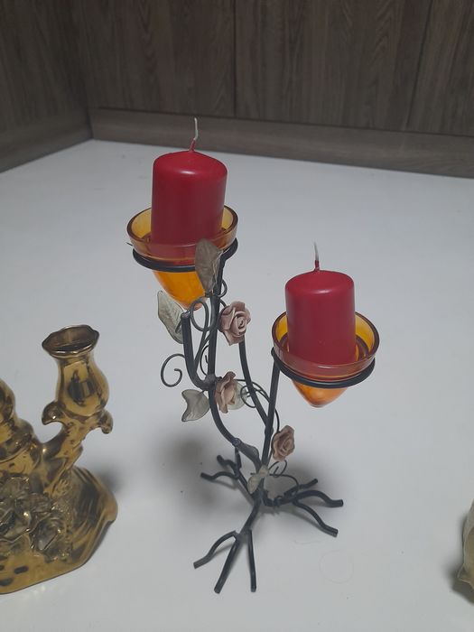 Свечки и подсвечники.