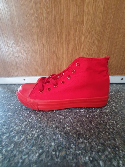 Trampki czerwone r.39