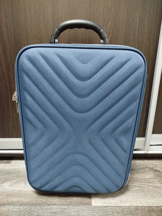 Продам новый чемодан