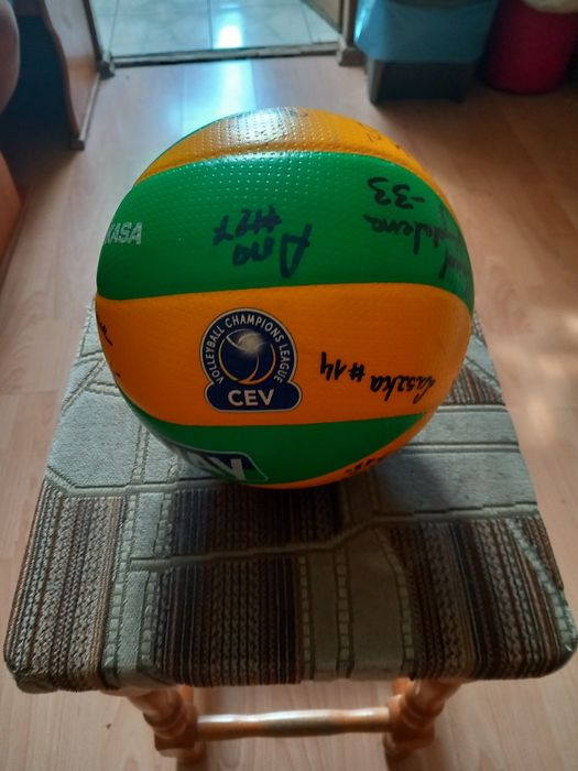 Piłka do siatkówki z podpisami zawodniczek ŁKS commercone Łódź