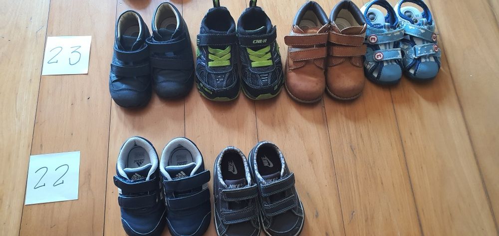 Varios tenis de criança
