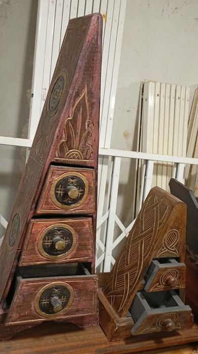 Móvel pequeno pirâmide madeira maciça com gavetas